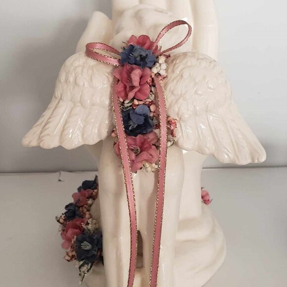 Vintage cherub resting on Jesus' hand - Picture 4 of 11